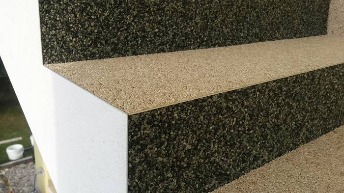 Decorstone: superfici continue in pietra naturale e resina per scale e pavimentazioni