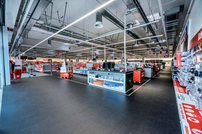 Nello store MediaWorld di Brindisi sono state posate pavimentazioni in LVT (Luxury Vinyl Tile) utilizzando i prodotti Mapei