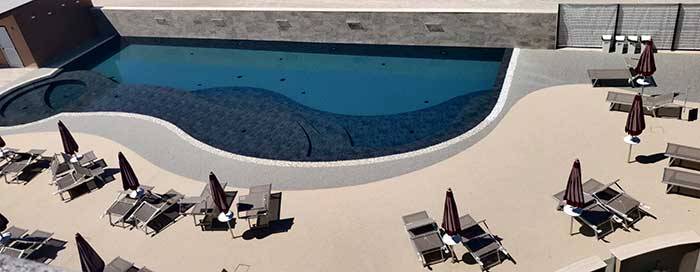 Pavimentazioni drenanti in graniglia: IPM GeoDrena® per l’area piscina di un hotel