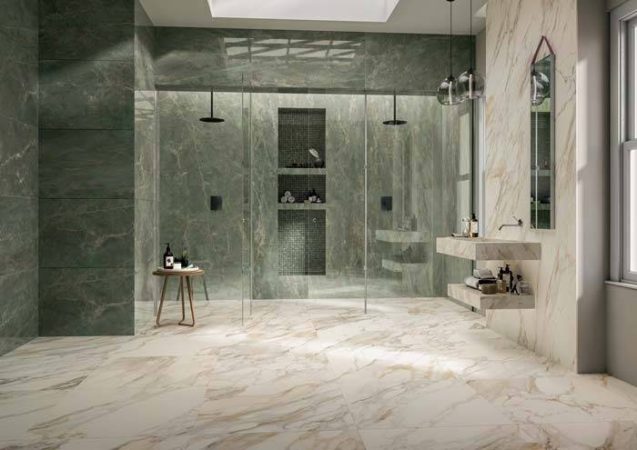 Gres effetto marmo nel bagno di una suite