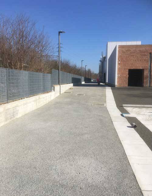 Calcestruzzo drenante i.idro DRAIN per le pavimentazioni esterne di una struttura ospedaliera di Bologna
